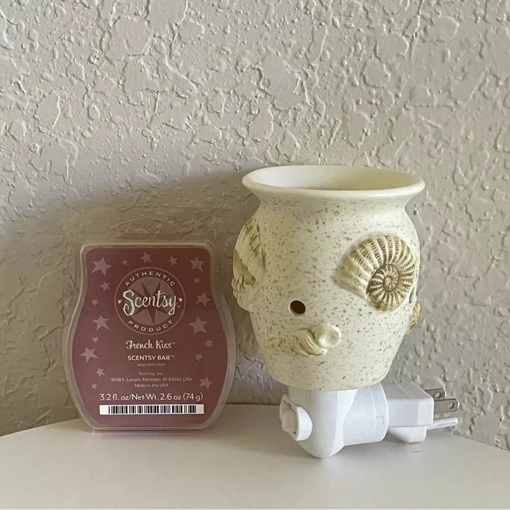 Scentsy Plug In Wax Warmer w/Night Light Seashell Design. - Picture 1 of 4